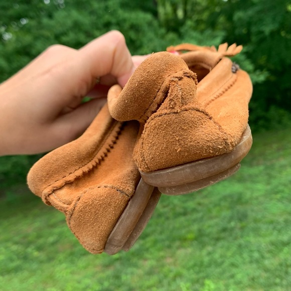 Minnetonka Tan Moccasins with Beaded Design - Picture 6 of 9